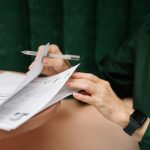 Як підготувати українські документи для подачі в Чехії: переклад, копії, підпис