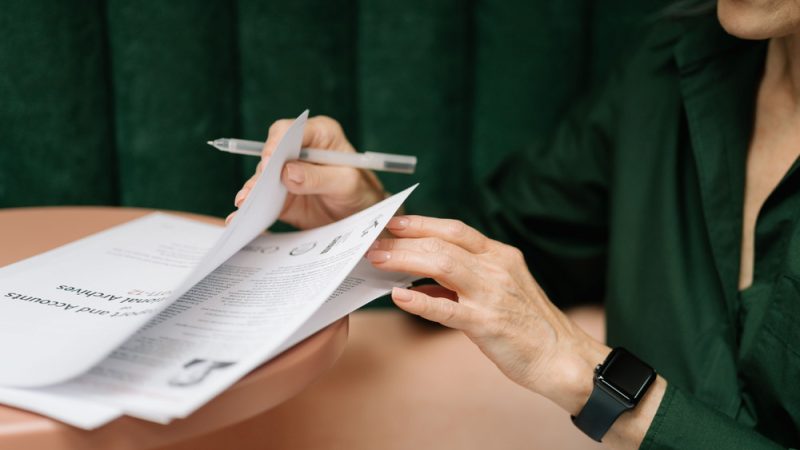 Як підготувати українські документи для подачі в Чехії: переклад, копії, підпис