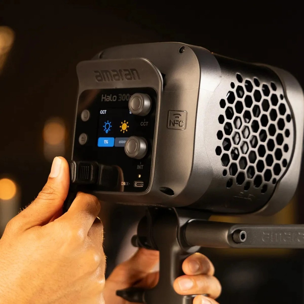 Задня панель керування Amaran Halo 300x з РК-дисплеєм, поворотними регуляторами та підключеним кабелем