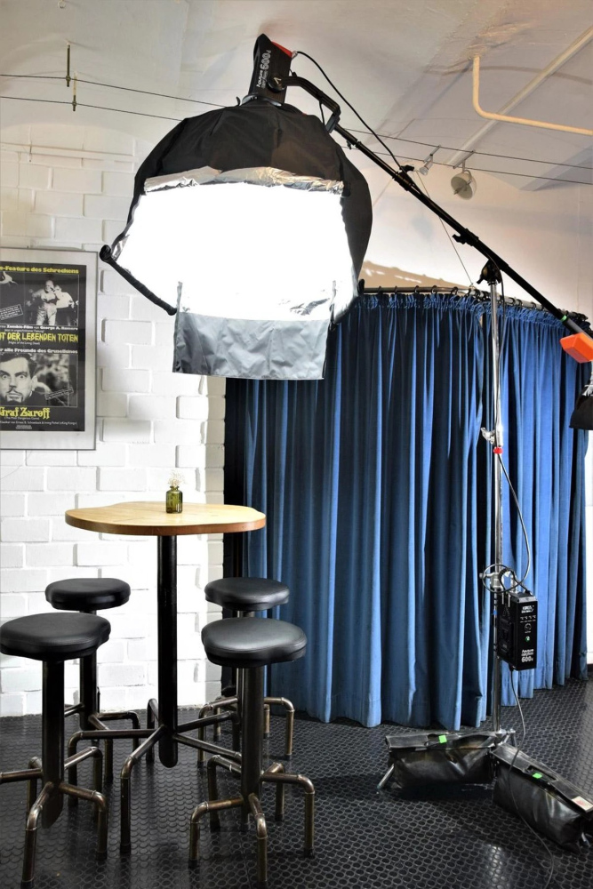 Софтбокс Aputure Lantern 90 на журавлі над столом у студійному інтер'єрі з розгорнутою спідницею