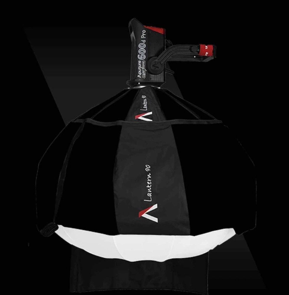 Модифікатор Aputure Lantern 90 на прожекторі 600d Pro з опущеною чорною спідницею на темному тлі