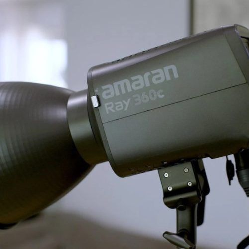 Моноблок Amaran Ray 360c на стійці з комплектним 45-градусним рефлектором у студійному приміщенні