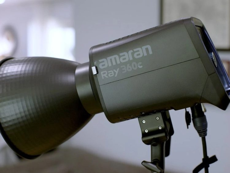 Моноблок Amaran Ray 360c на стійці з комплектним 45-градусним рефлектором у студійному приміщенні