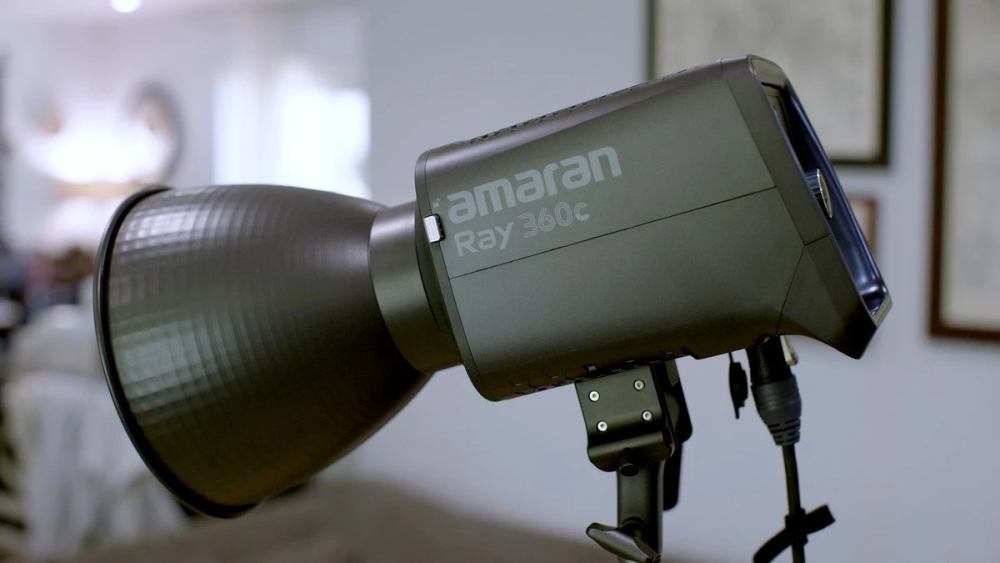 Моноблок Amaran Ray 360c на стійці з комплектним 45-градусним рефлектором у студійному приміщенні
